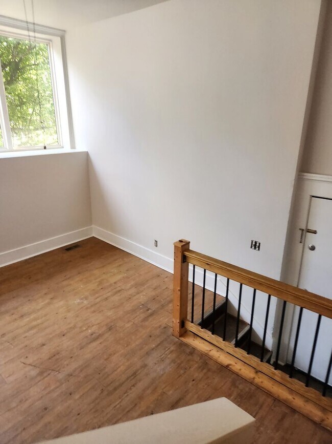 Building Photo - Light and Airy 2 bedroom 1 bathroom apartm...