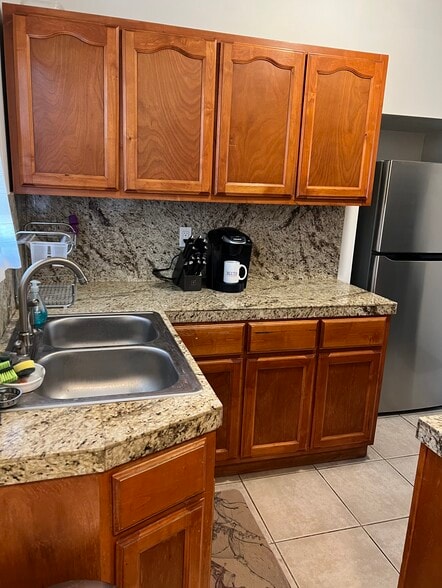 Large Kitchen - 607 N Garfield Ave