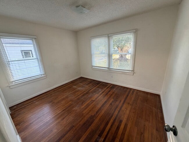 Building Photo - 831 Floral Dr