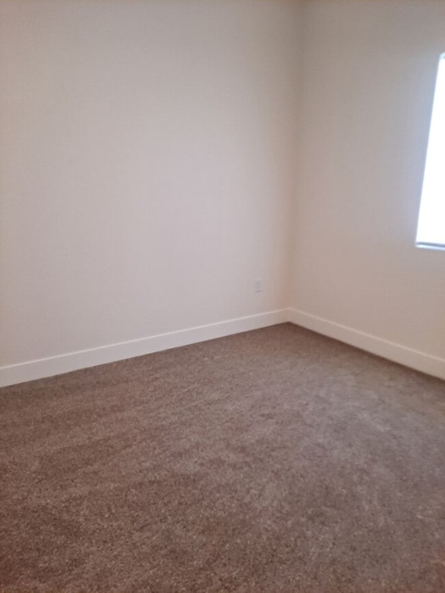 Building Photo - ALL PROSPECTIVE TENANTS MUST SUBMIT A $58 NON-REFUNDABLE APPLICATION FEE PER APPLICANT ONLINE AND...