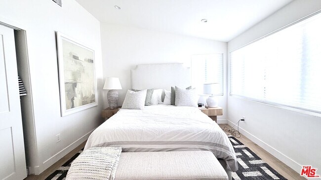 Building Photo - 3852 Sherview Dr