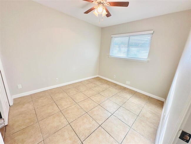 Building Photo - 4748 Suburban Dr