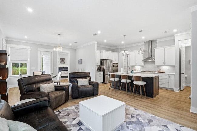 Building Photo - 323 Suwannee Dr