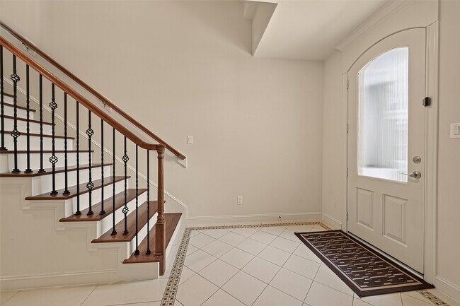 Building Photo - 703 Live Oak St