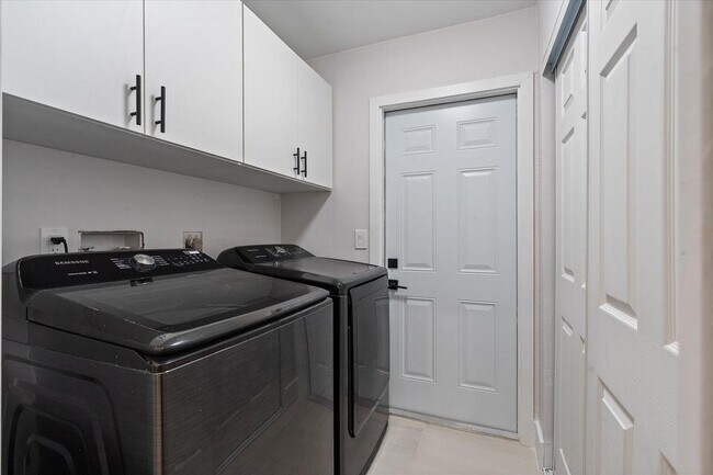 Building Photo - 1132 NE 3rd Ave