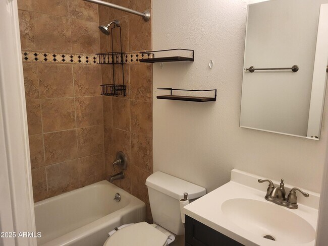 Building Photo - 6401 E Parkview Dr