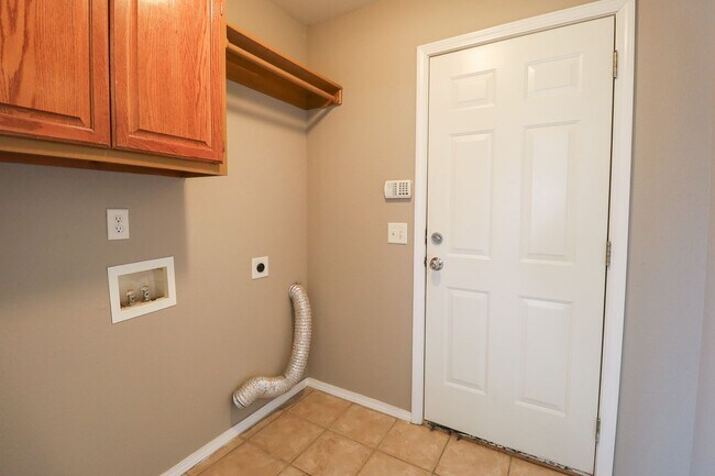 Building Photo - 3 Bed 2 Bath in Jenks - Available Now!