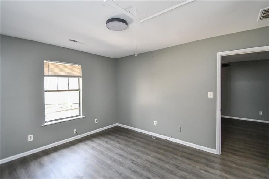 Building Photo - 735 Oak Dr