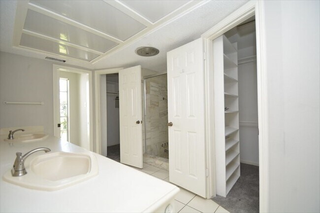 Building Photo - 538 Longview Dr