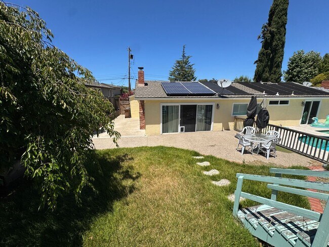 Building Photo - Meticulously Maintained Single-Story Home with Private Pool in Canterbury Village!