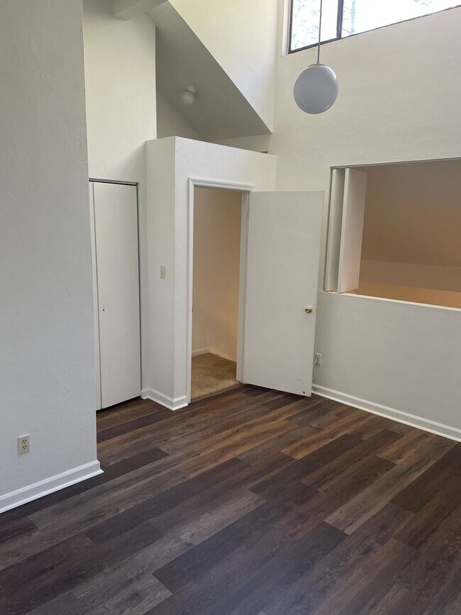 Building Photo - Cozy 2/2 close to FAMU and FSU