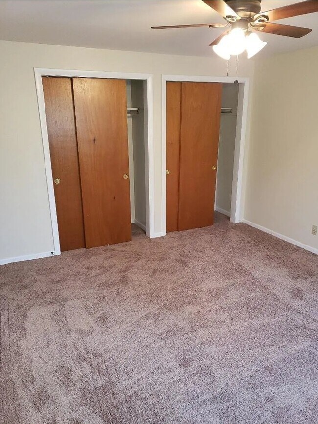 Building Photo - 320 Meadow Dr