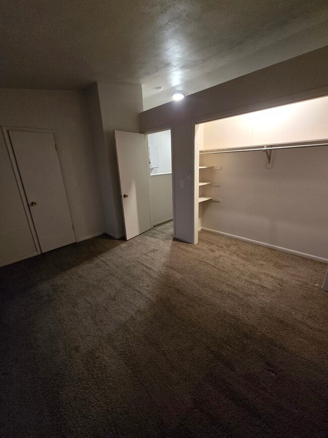 Building Photo - Lincoln unit 808