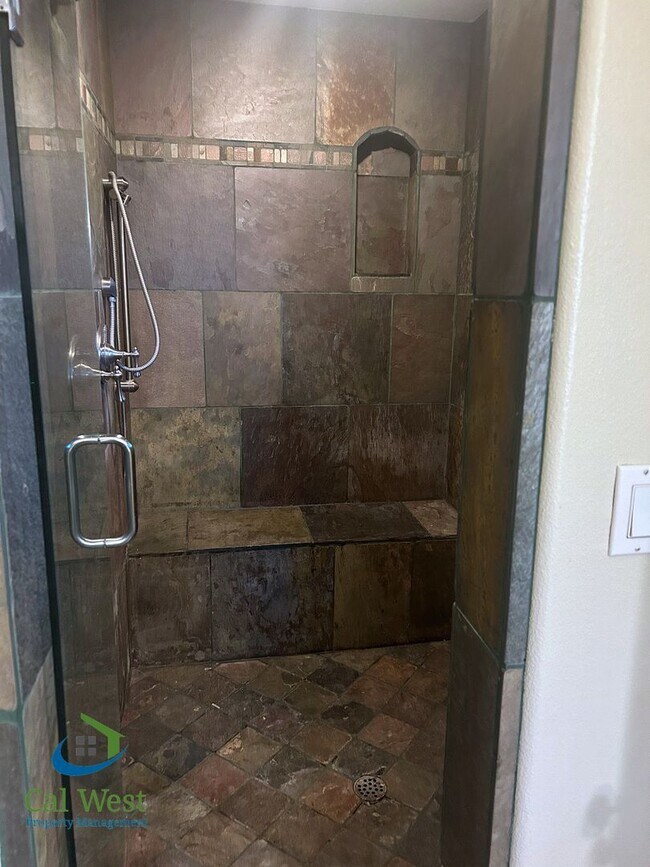 Building Photo - $4,595 - Large Gorgeous 3/2 Tri-Level Home with Beautiful Views in Gilroy near Wineries