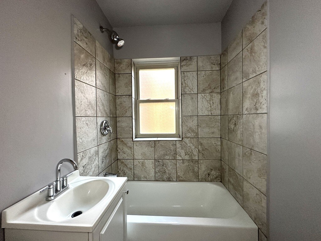 Building Photo - 4031 W Melrose St