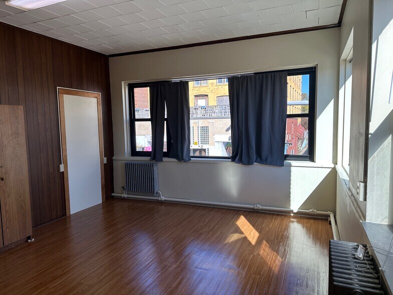 Building Photo - 406 Valley St