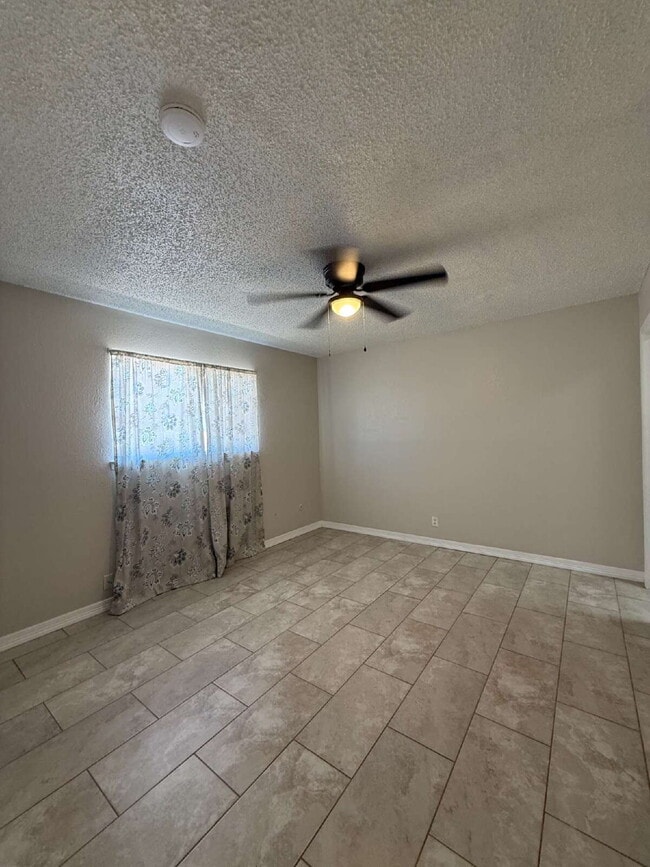Building Photo - 955 Versailles Dr