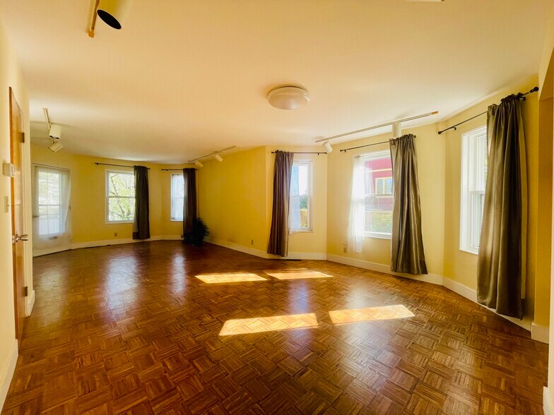 LIVING - 10 Packard Ave