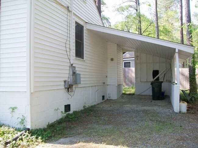 Building Photo - Lovely 2 bedroom home with hardwood floors, deck and sweet location in Chapel Hill