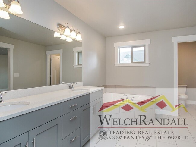 Building Photo - Spacious Townhome in West Haven