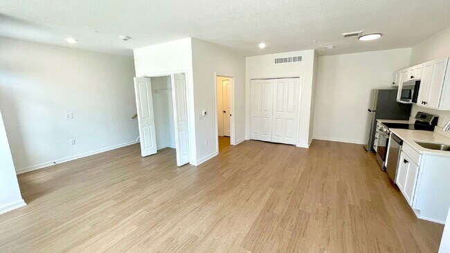 Building Photo - 2 Bed 1.5 Bath Brand New Contemporary Apartments!