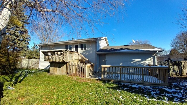 Building Photo - Spacious 4 bedroom 2 Bath Single Family Mt Pleasant