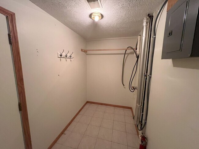 Building Photo - 4262 Eagle Crest Dr