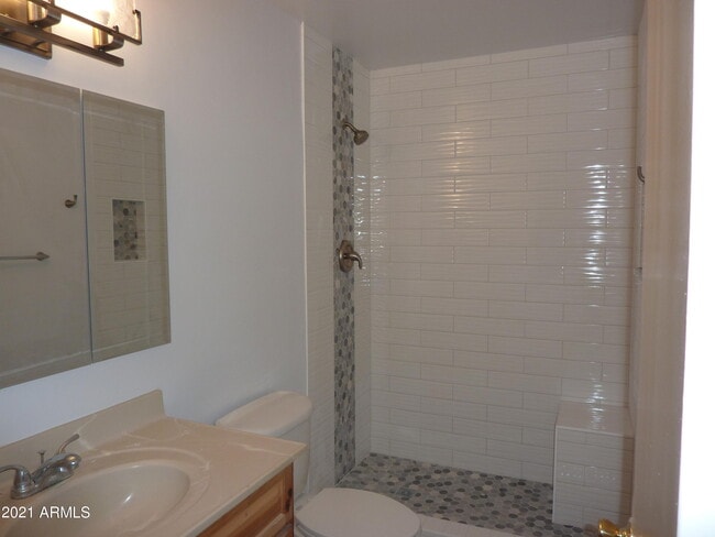 Building Photo - 607 E Diamond Dr