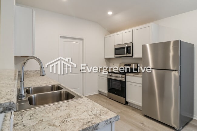 Building Photo - 165 Meadow Dr