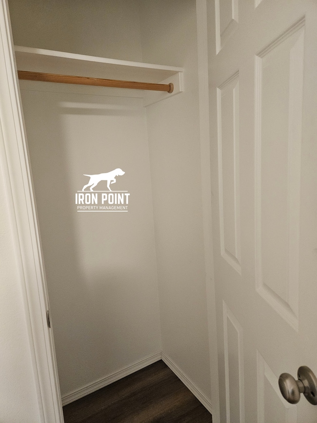 Building Photo - *$500 off your first months rent!* Move-in Ready Home w/new paint & flooring throughout, 2 car ga...