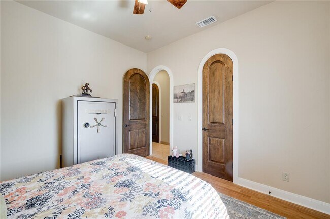 Building Photo - 404 Bendito Way