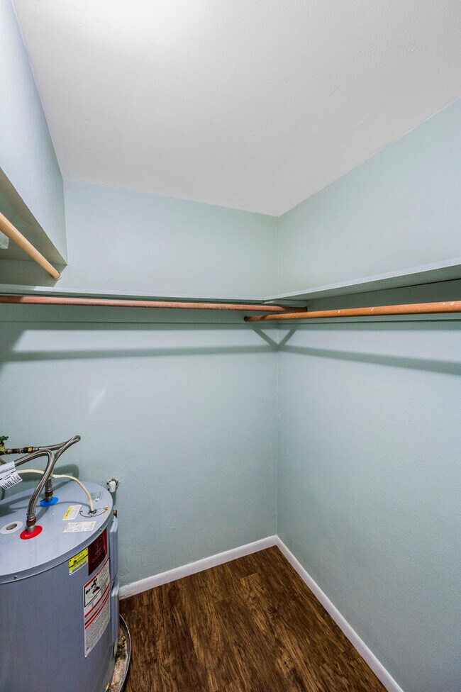 Building Photo - Daughtery Place 1 Bedroom Upstairs Condominium