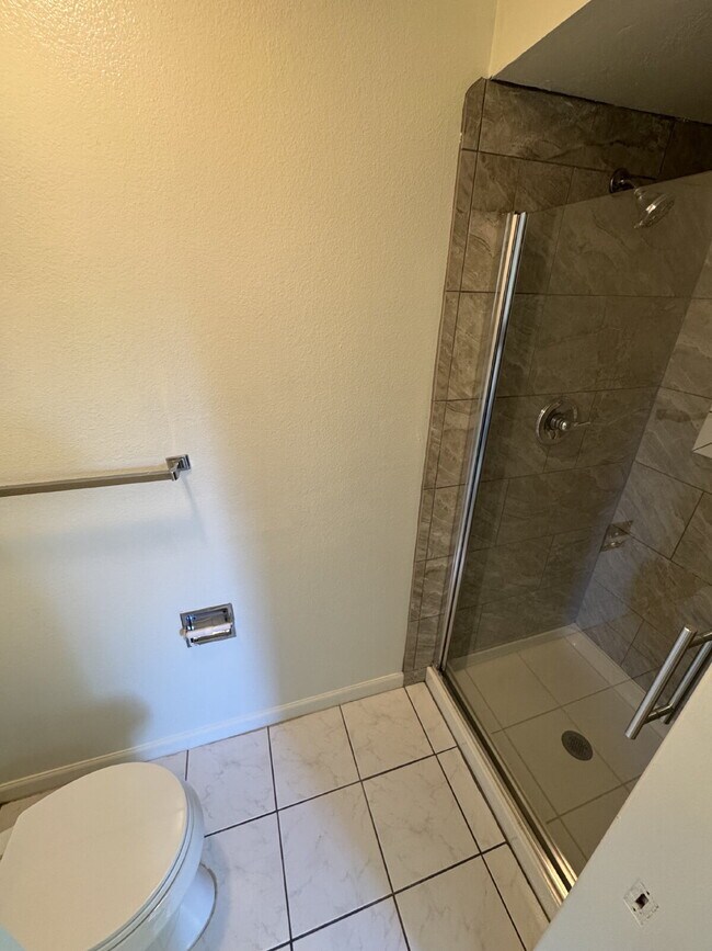 Building Photo - Large 4 Bedroom / 3 Bathroom, Split-level ...