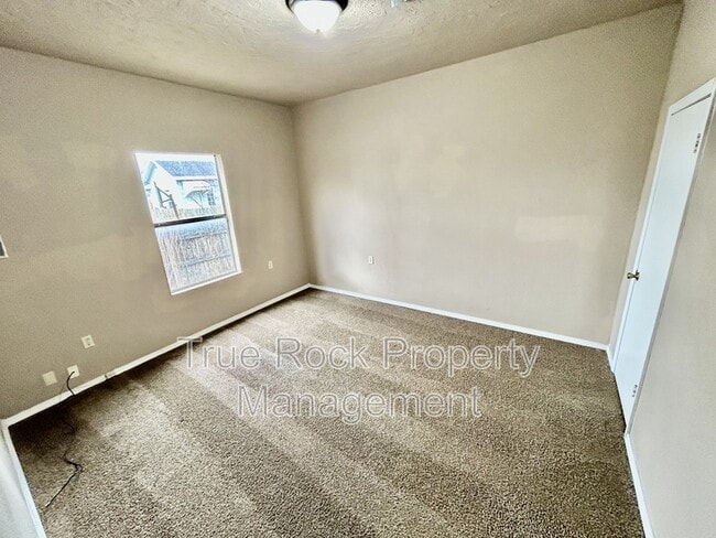 Building Photo - 716 E 9th St