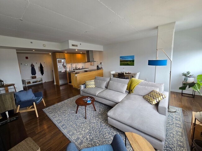 Building Photo - Beautiful bright HUGE 2 bed 2 bath with gr...