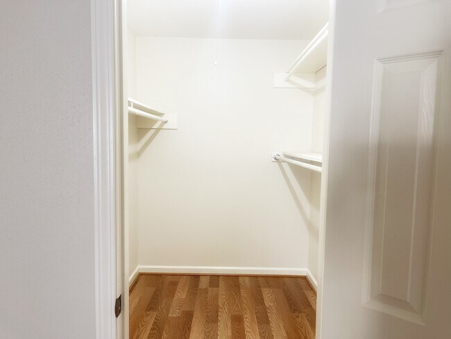 Walk-In Closet (Master) - 5550 N Braeswood Blvd