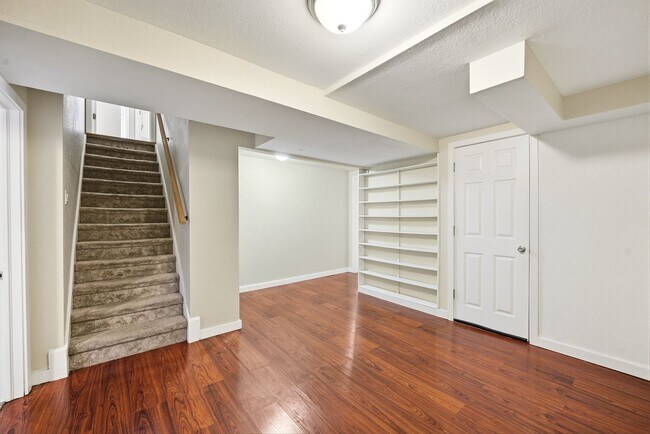 Building Photo - 5 bedroom, 3 1/2 bath, home with two master suites and 2 car garage.