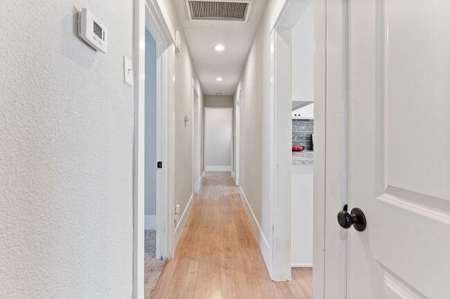 Building Photo - 1249 W 56th St