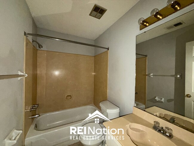 Building Photo - MEMPHIS CHARMER! | Vaulted Ceilings & Hardwood Floors | 3 Bed / 2 Bath & 2-Car Garage