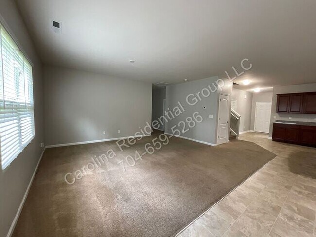 Building Photo - 9143 Magnolia Lily Ave