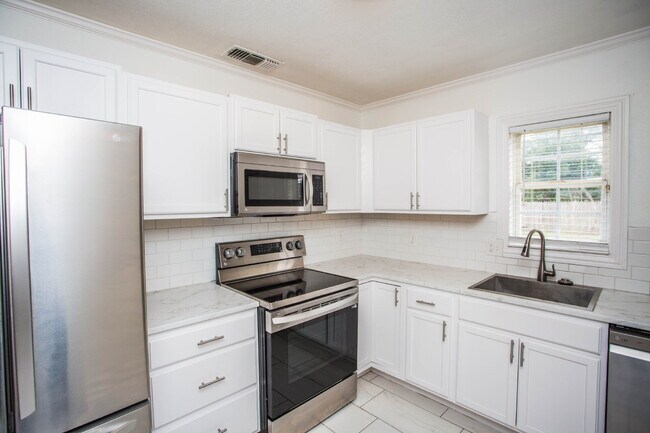 Building Photo - Move-In Ready! Stunning Home with Modern U...