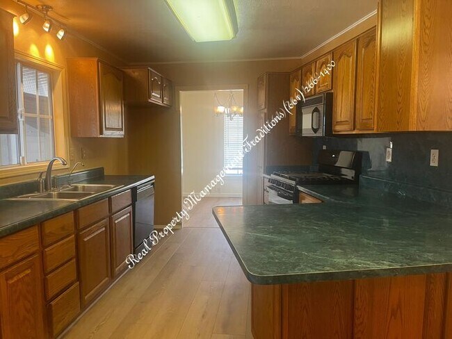 Building Photo - Quite Country Living 3 Bed-2 Bath
