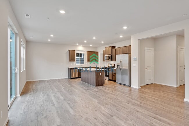 Building Photo - Modern 4-Bedroom Home in Rainier Ridge