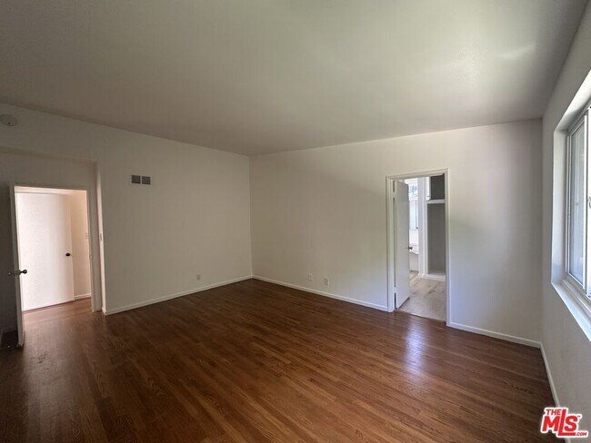 Building Photo - 1555 San Ysidro Dr