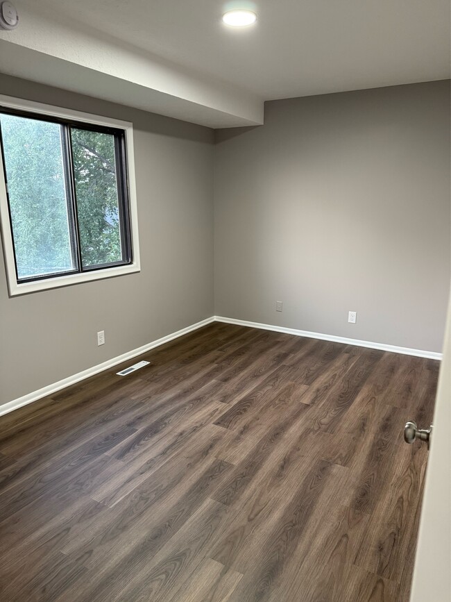 Building Photo - 6606 S 108th Terrace