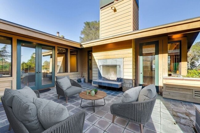 Building Photo - 28 Meadow Rd