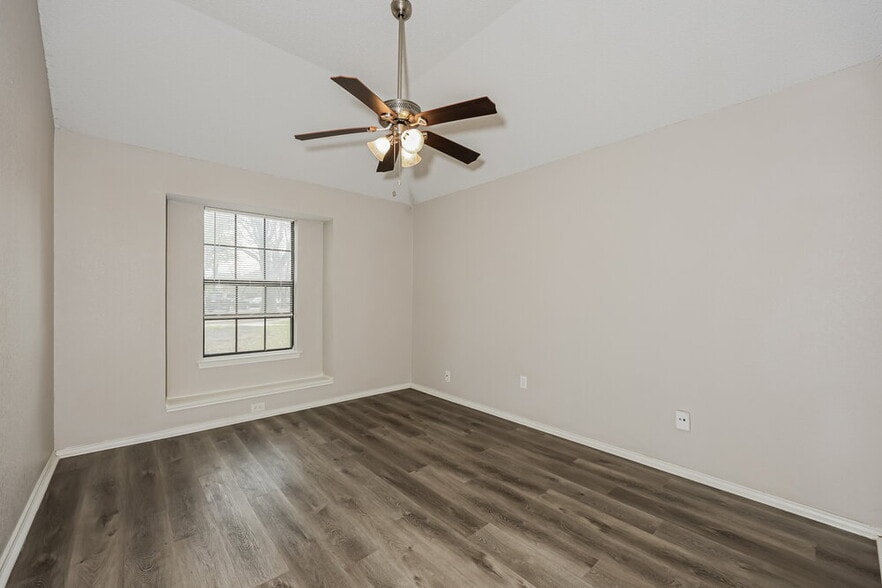 Building Photo - 2221 Collier Ct