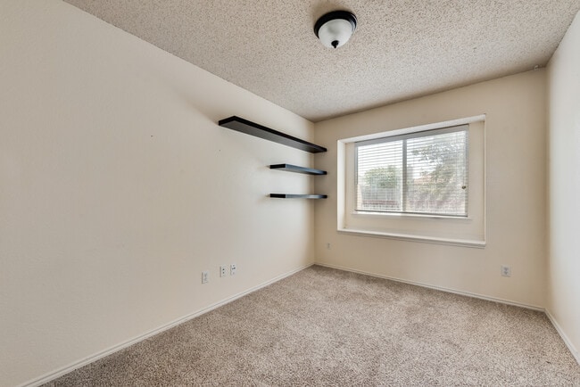 Building Photo - 3018 Blue Jay Ln