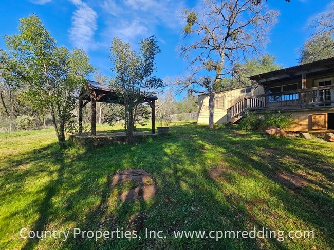 Building Photo - Country Living with 4 Bedrooms plus an Office!