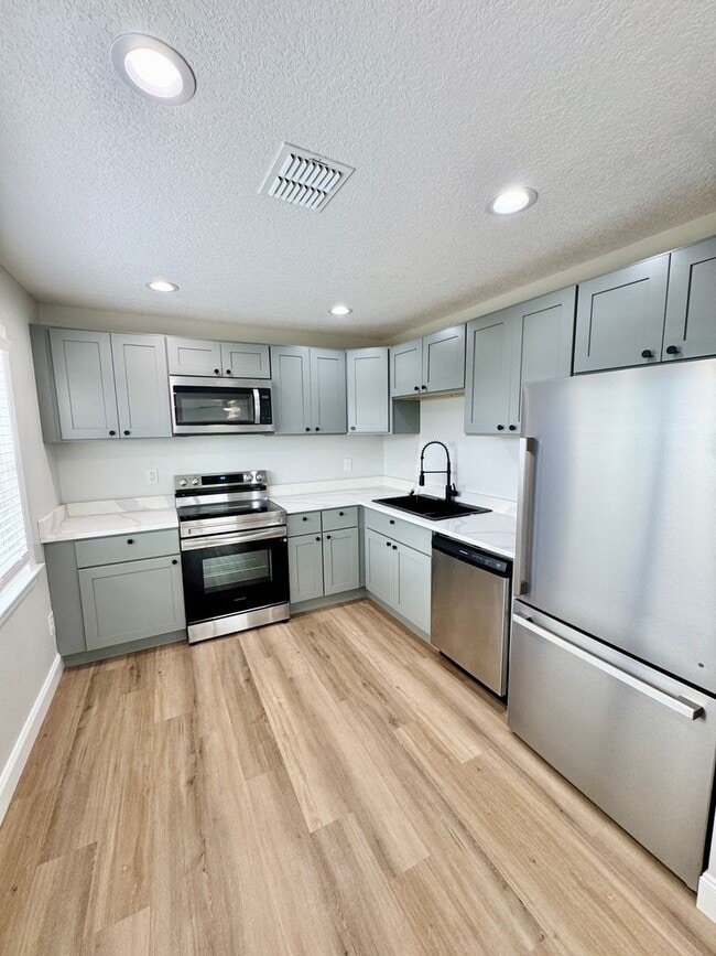 Building Photo - Beautifully Renovated 2-Bed/1-Bath Upstair...